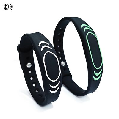 Groothandel Custom Color Logo NFC NTAG 213 NFC Armband MINI Tag Ticket Soft RFID Silicone Armband voor Spot Event ID
