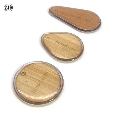 Op maat gemaakte houten sleutelhanger met waterdichte, volledig epoxy houten sleutelhanger 13.56MHz RFID NFC-communicatie voor toegangscontrole